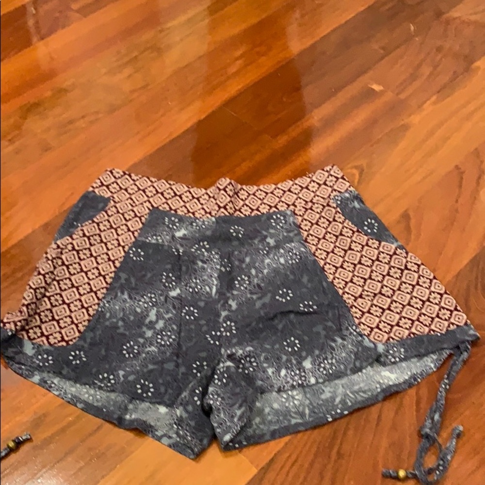 Summer Shorts Patterned - Picture 2 of 2